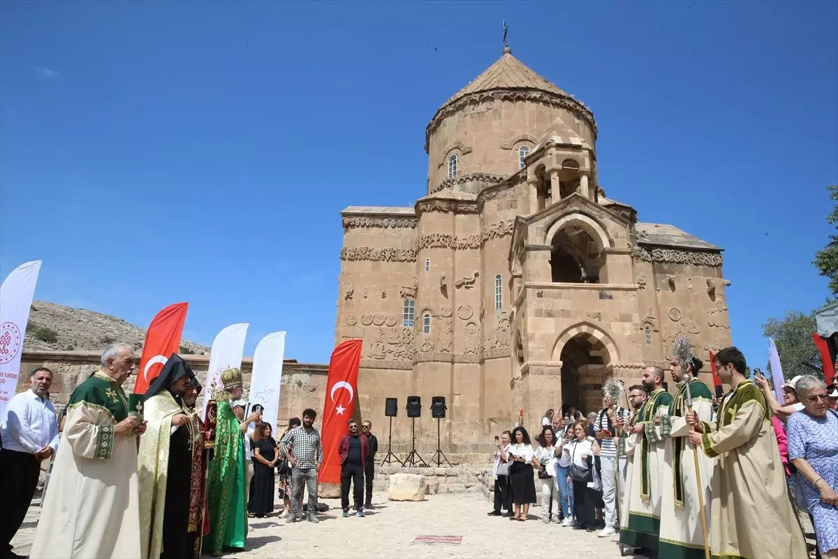 Van Gölü’ndeki Akdamar Adası’ndaki kilisede geleneksel ayin yapıldı