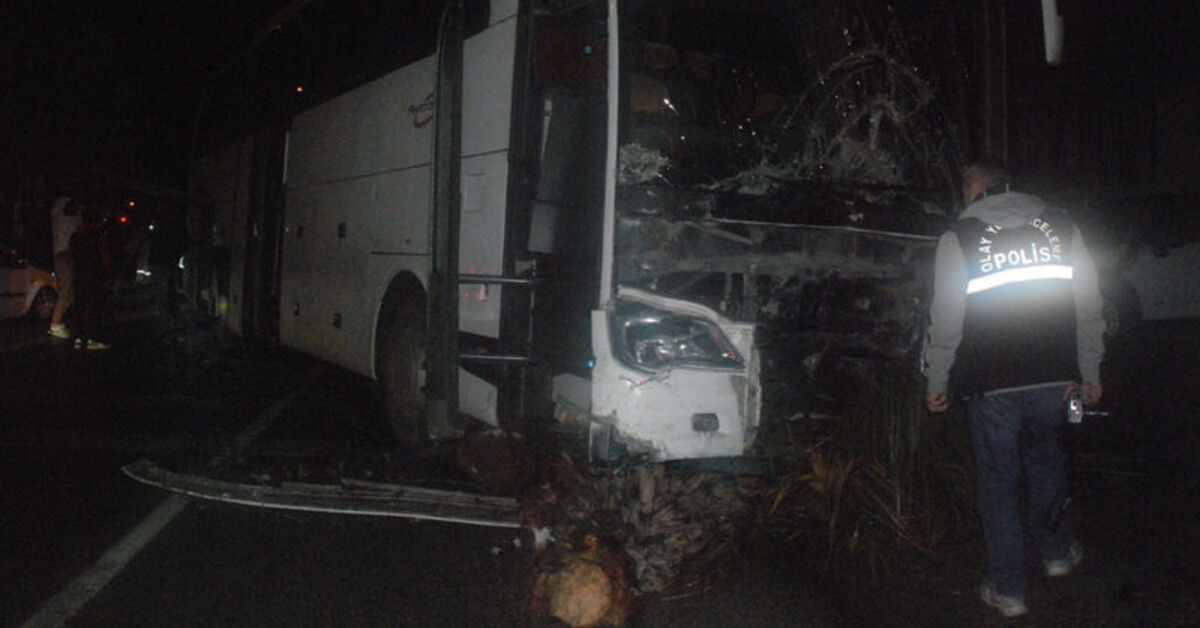 Antalya’da tur otobüsü ile otomobil çarpıştı: 1 ölü
