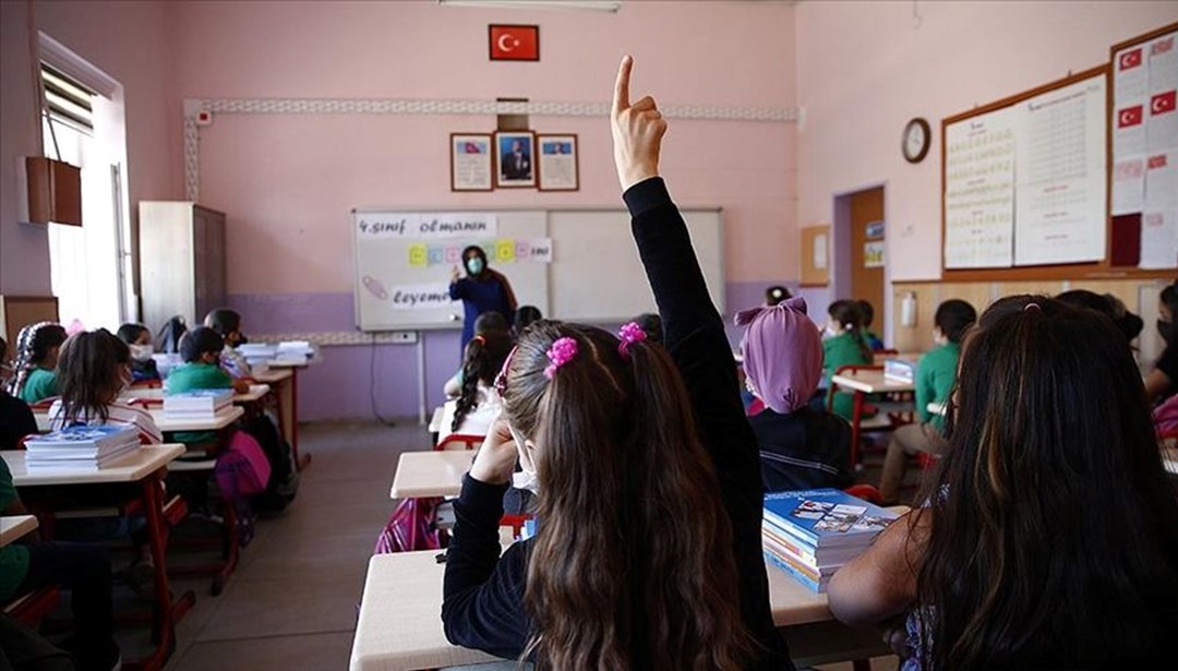 Bugün okullar tatil mi? Hangi illerde okullar tatil? Kar tatili için gözler valiliklerde