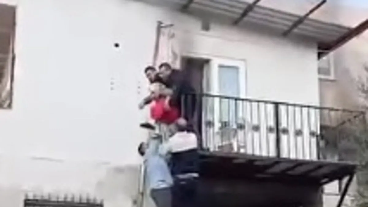Adana’da bir evde yangın! Yaşlı kadını mahalleli kurtardı…