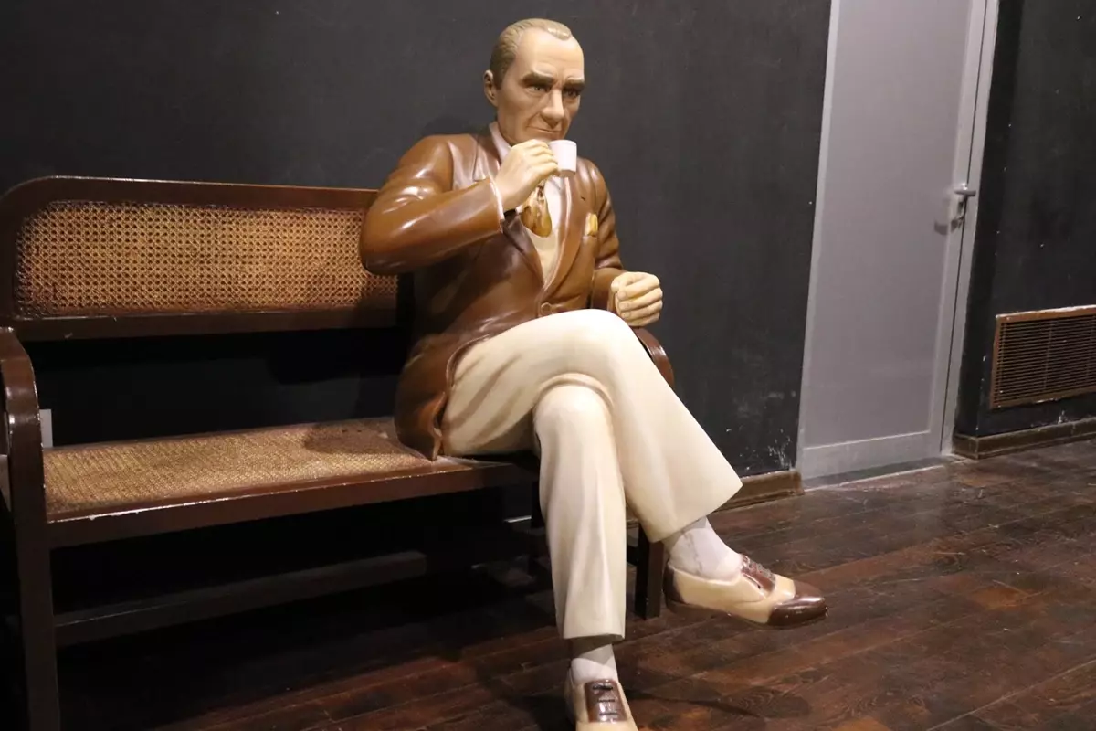 Kırşehir Belediyesi, yaptırdığı Atatürk heykelini depoya kaldırdı