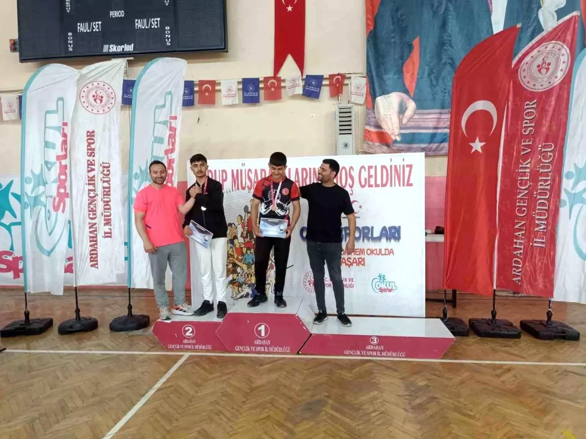 Horasanlı Öğrenciler Bilek Güreşi’nde Başarı Elde Etti